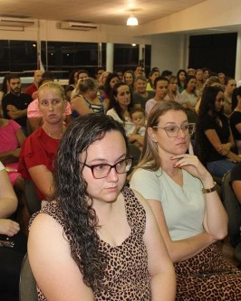 Secretaria de Educação promove palestra com a participação de mais de 200 profissionais - Foto 9