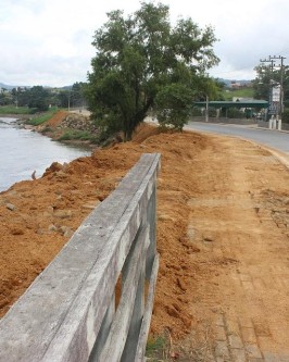 Equipe da Secretaria de Obras segue recuperando trechos de vias as margens do Rio Braço do Norte - Foto 1