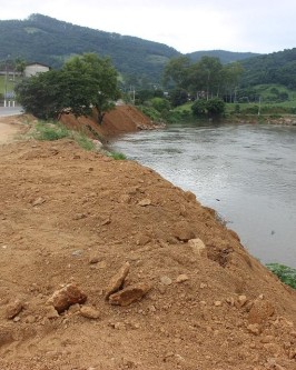 Equipe da Secretaria de Obras segue recuperando trechos de vias as margens do Rio Braço do Norte - Foto 2