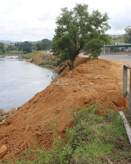 Equipe da Secretaria de Obras segue recuperando trechos de vias as margens do Rio Braço do Norte - Foto 4