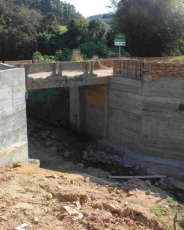 Prefeitura está construindo uma ponte de concreto armado na rodovia João Becker (Estrada Geral Barra do Norte) - Foto 1