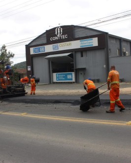 Trabalhos estão acontecendo para concluir pavimentação na rua Beno Warmeling - Foto 4
