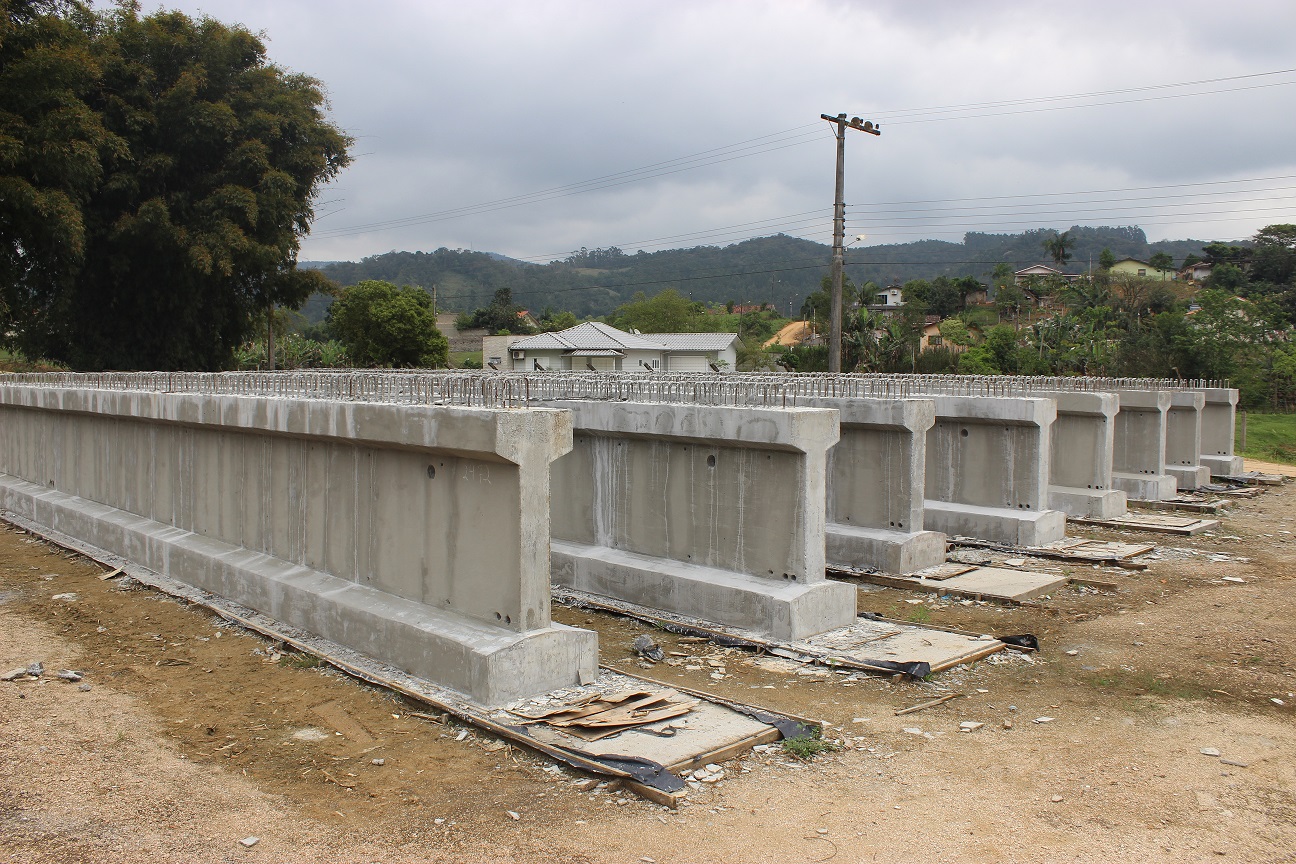 Construção da segunda ponte: transporte e içamento das últimas vigas longarinas e pré-lajes...