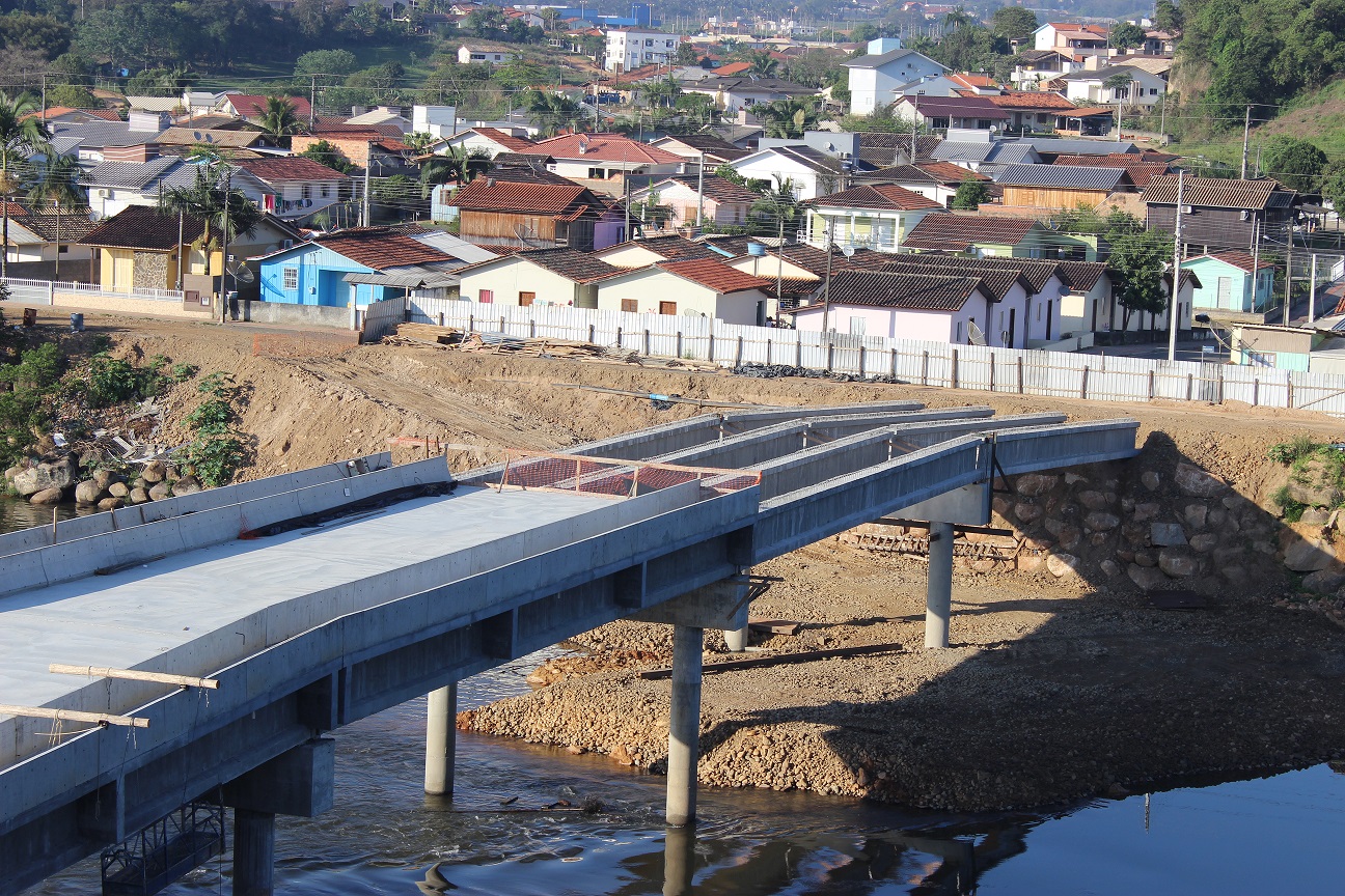 Construção da segunda ponte: Trabalhos seguem com o transporte e içamento das pré-lajes