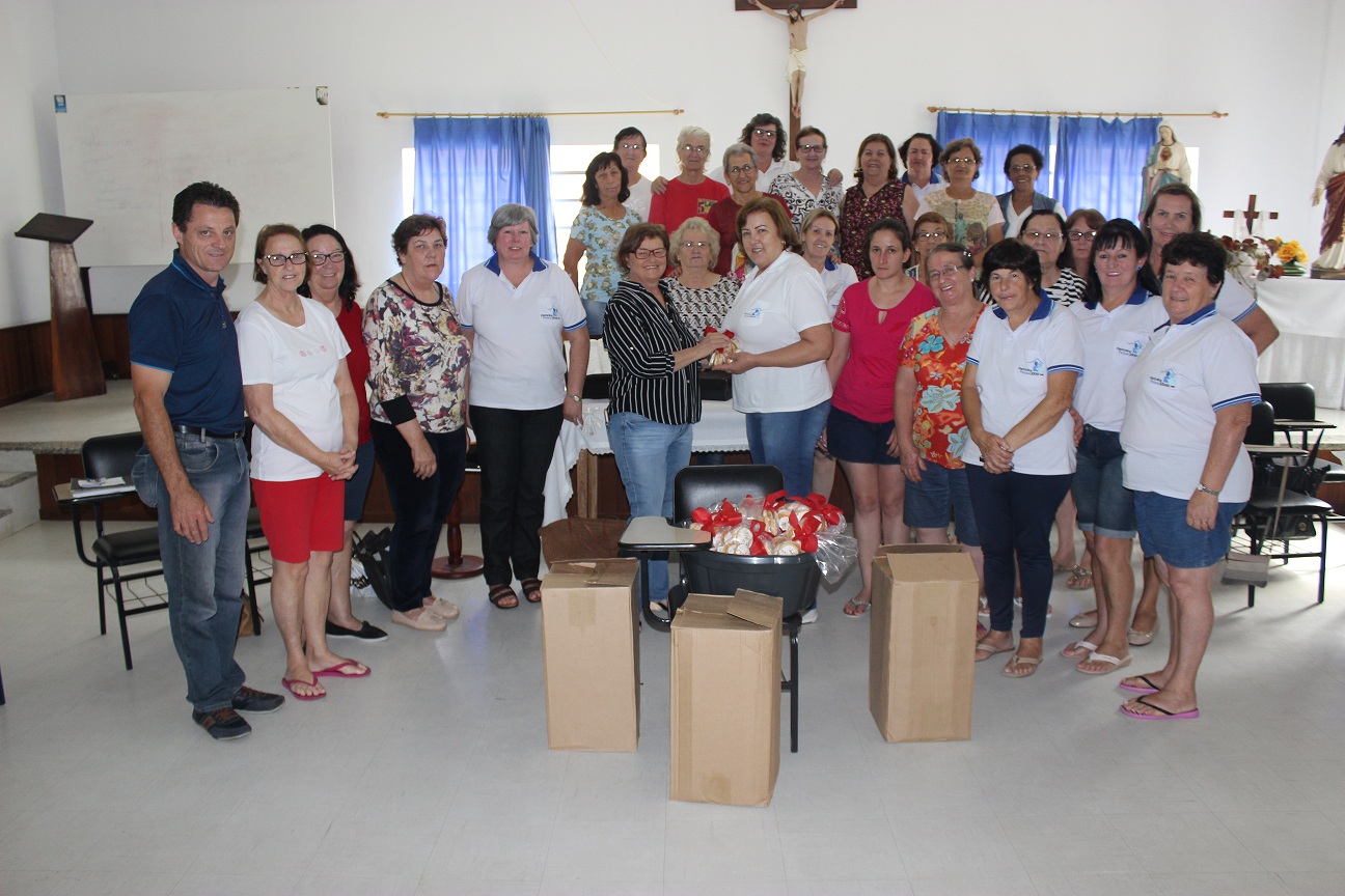 Pessoas idosas acamadas ou com dificuldades de saírem de suas residências, em São Ludgero, além de carinho e muito amor, receberão um presente de Natal