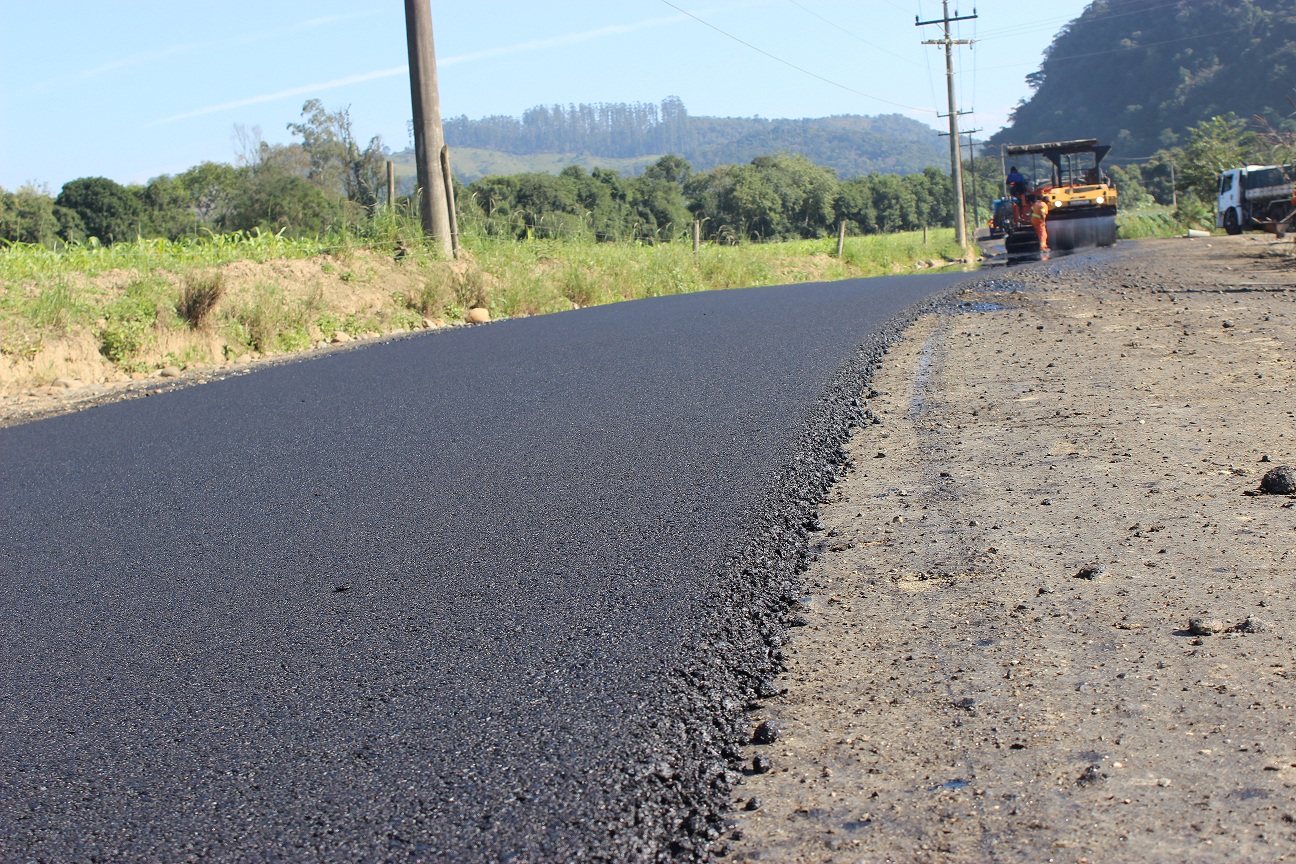 Continua a colocação de camada asfáltica na Estrada Geral Nova Estrela