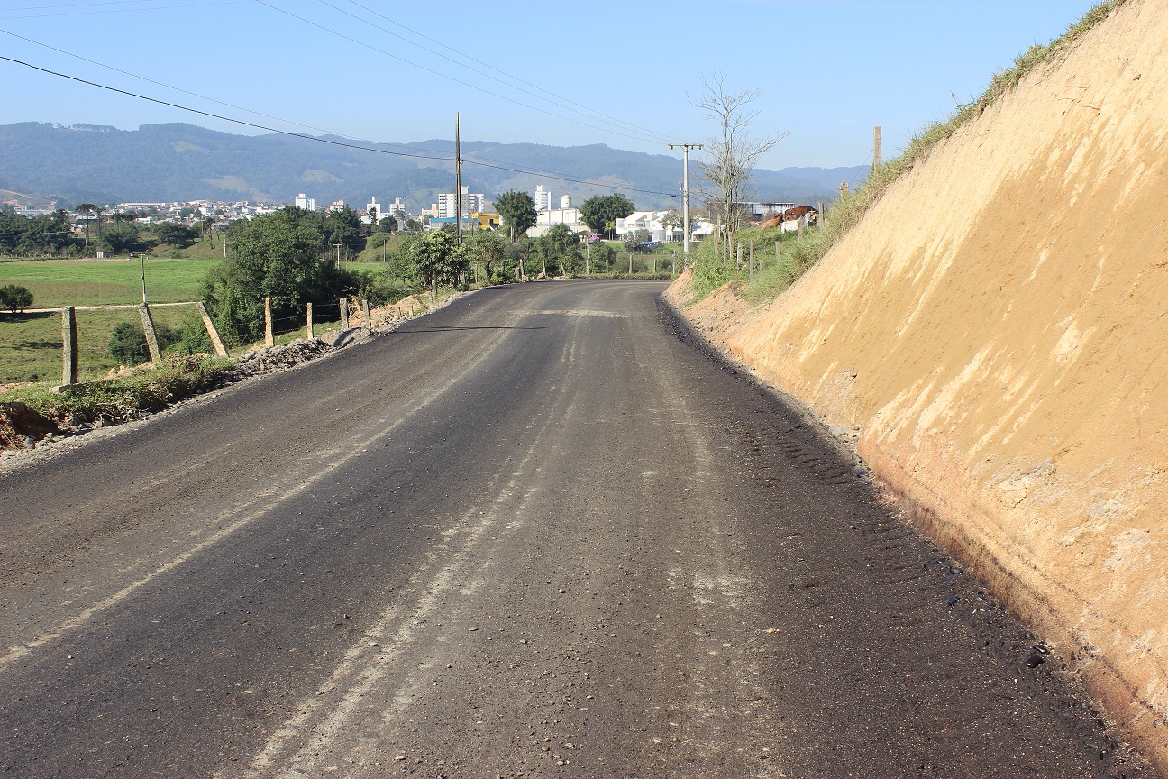 Mais 500 metros de asfalto na Estrada Geral Rio Pinheiros