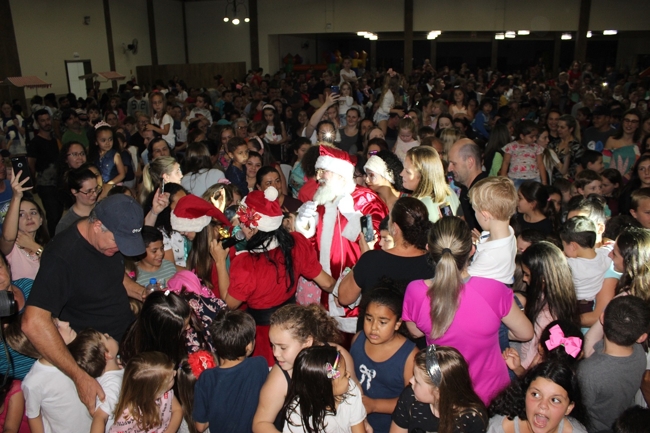 As crianças foi o foco da Abertura de Natal em São Ludgero e o coral do Cras deu um brilho...