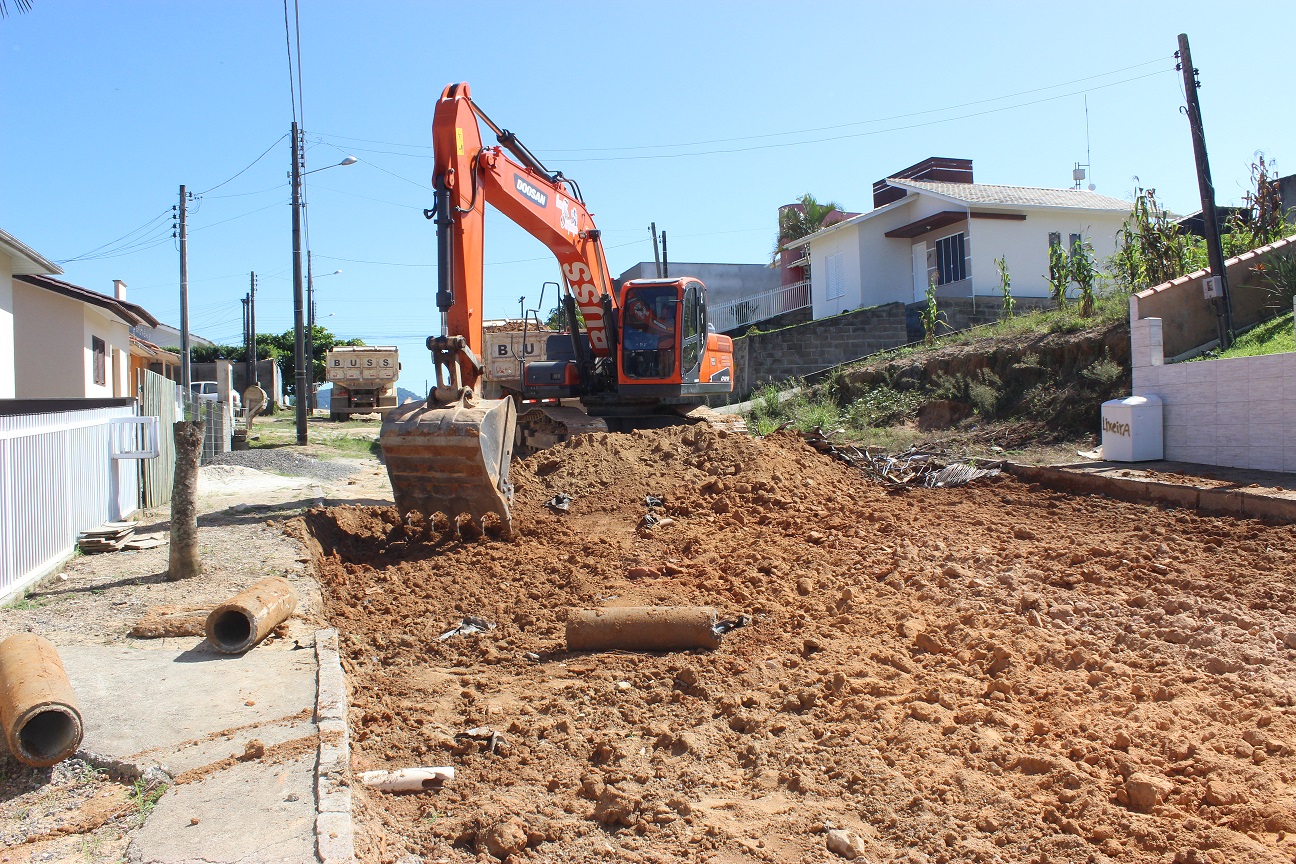 Equipes da Secretaria de Obras e Samae seguem com os trabalhos de drenagens no bairro Encosta do Sol