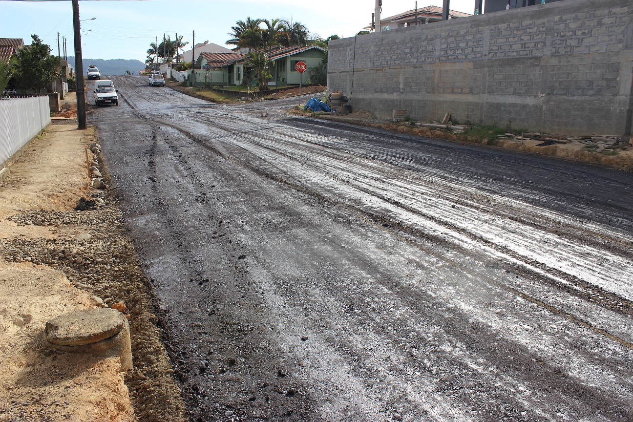 Rua Hercílio Luz pronta para receber camada asfáltica no bairro Encosta do Sol