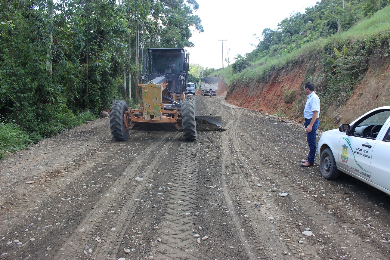 Prefeito Villani acompanha trabalhos para pavimentação de mais um trecho da Estrada Geral Barra...