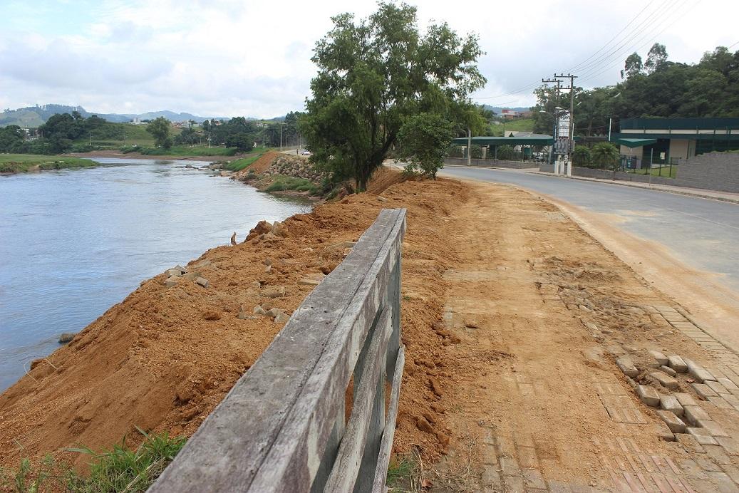 Equipe da Secretaria de Obras segue recuperando trechos de vias as margens do Rio Braço do Norte