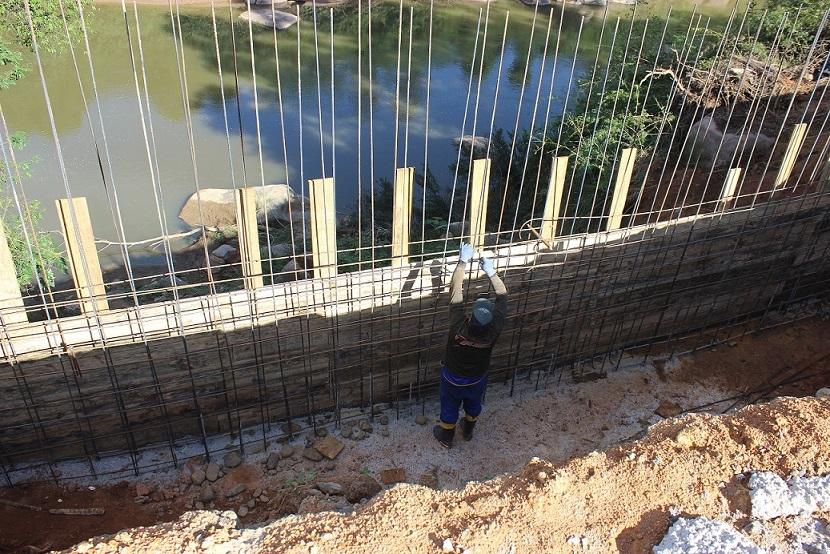 Muros de contenção em concreto armado estão sendo construídos pela Prefeitura Muros de contenção em concreto armado estão sendo construídos pela Prefeitura