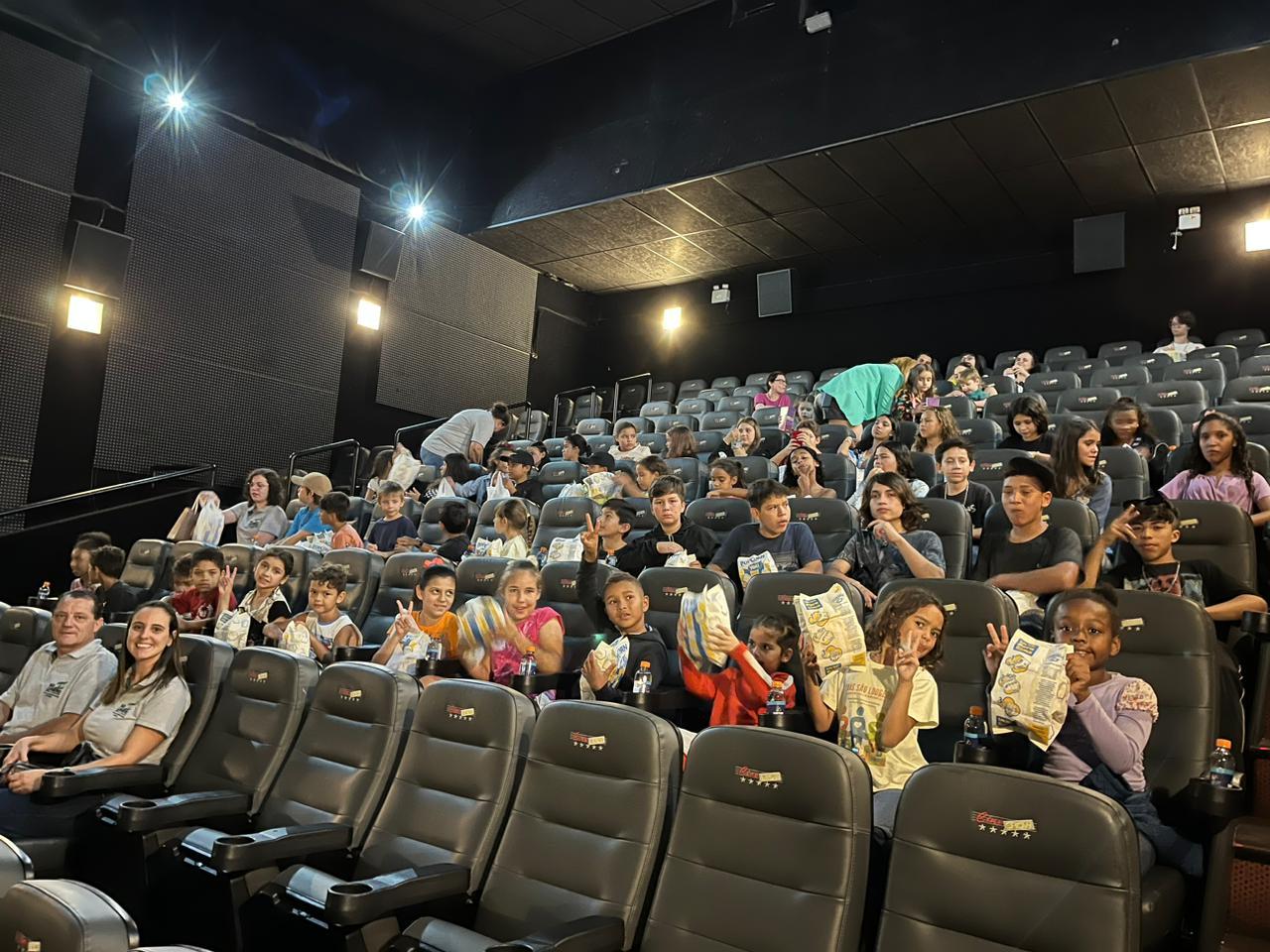 Projeto “Em busca de um sonho” leva crianças e adolescentes de São Ludgero ao cinema