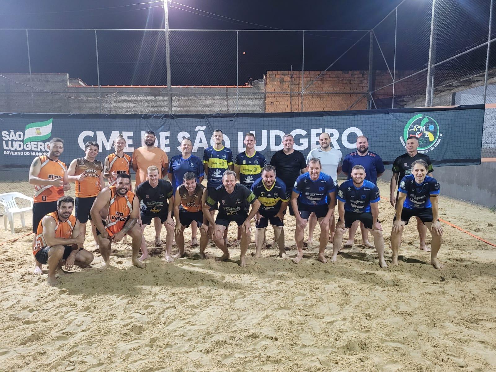 Seis equipes disputam o 1º Campeonato de Voleibol de Areia Quarteto Masculino