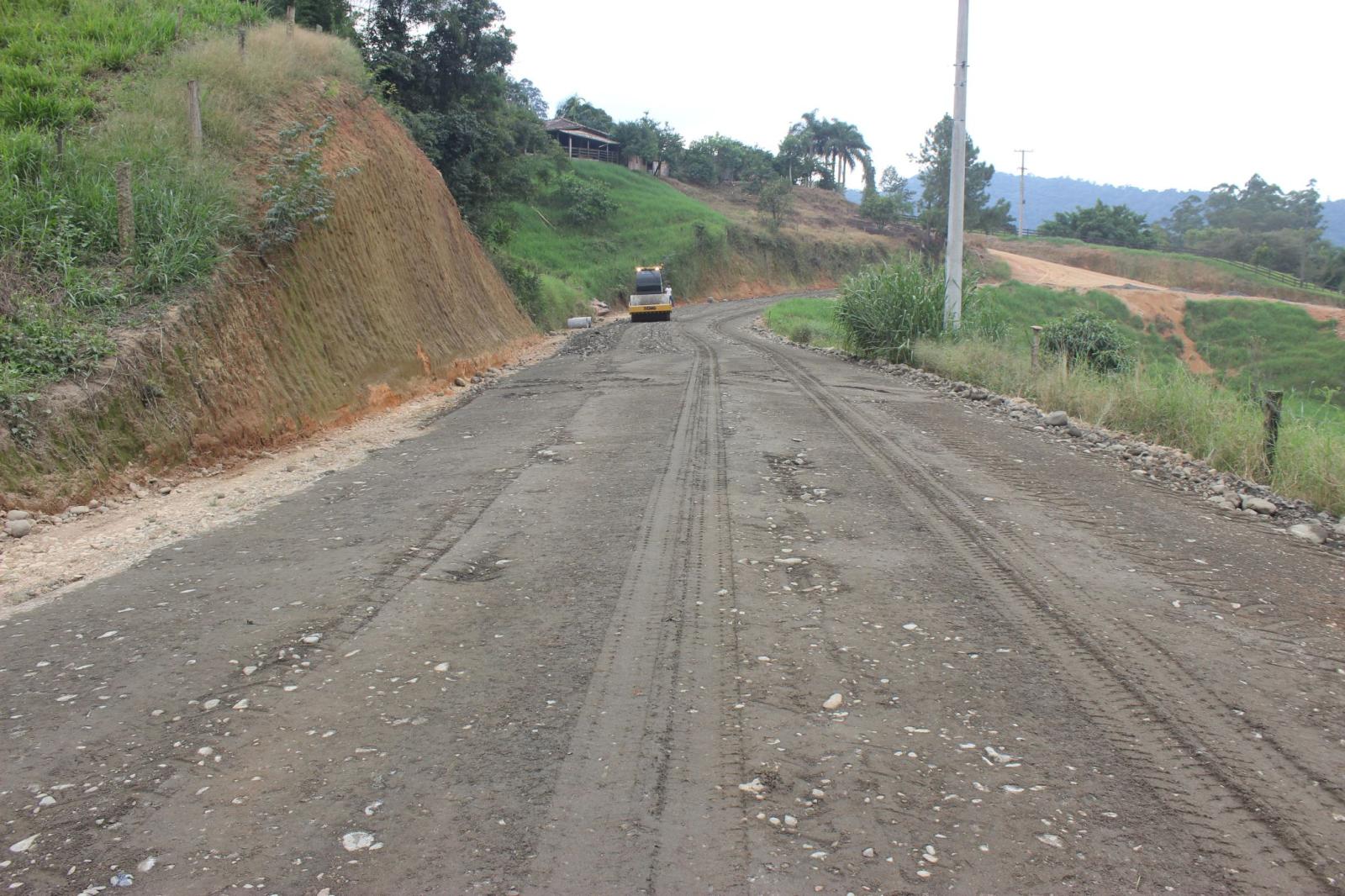 Trabalhos seguem para pavimentar mais um trecho da Estrada Geral Rio Pinheiros