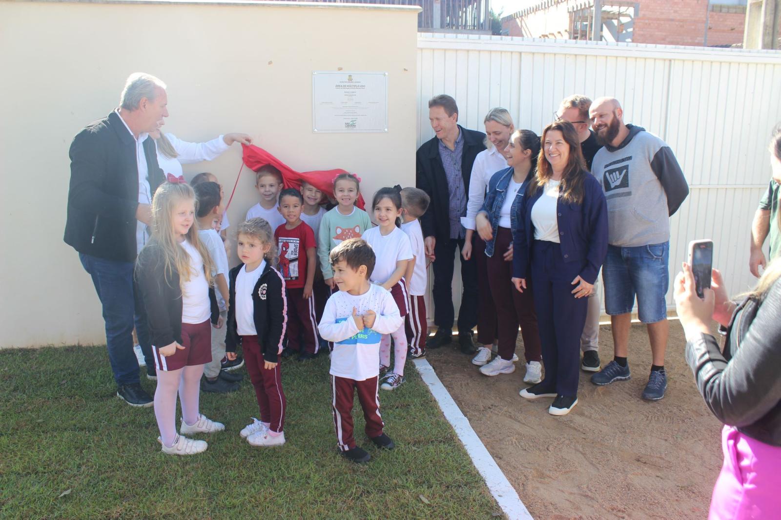 Melhorias no Centro de Educação Infantil Menino Deus são inauguradas Melhorias no Centro de Educação Infantil Menino Deus são inauguradas