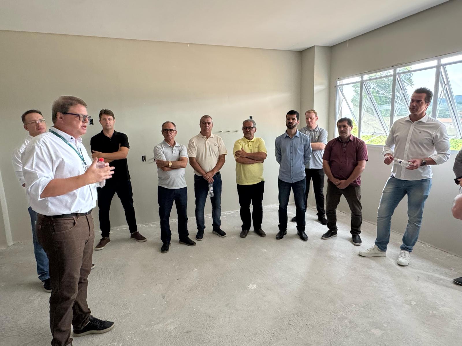 Prefeito de São Ludgero visita obra do novo Hospital Santa Terezinha, em Braço do Norte.