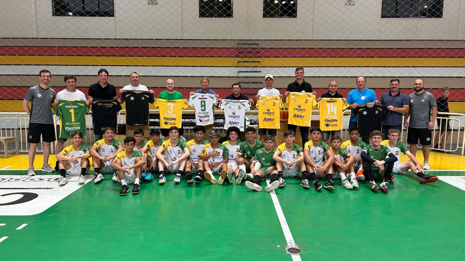 São Ludgero apoia jovens atletas com novos uniformes para o Estadual de Futsal Sub-16