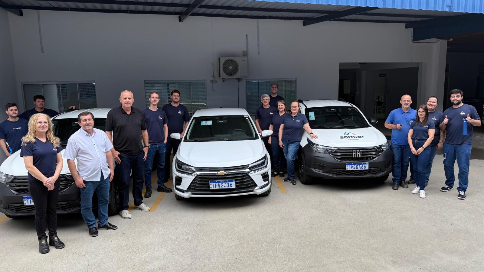 Prefeito Paulo Sérgio Lorenzetti realiza entrega de novos veículos ao SAMAE Prefeito Paulo Sérgio Lorenzetti realiza entrega de novos veículos ao SAMAE