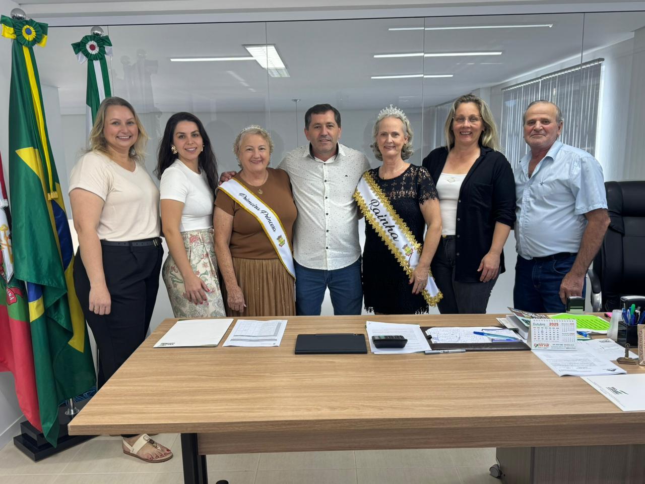 Realeza da Terceira Idade de São Ludgero realiza visita à Prefeitura Municipal