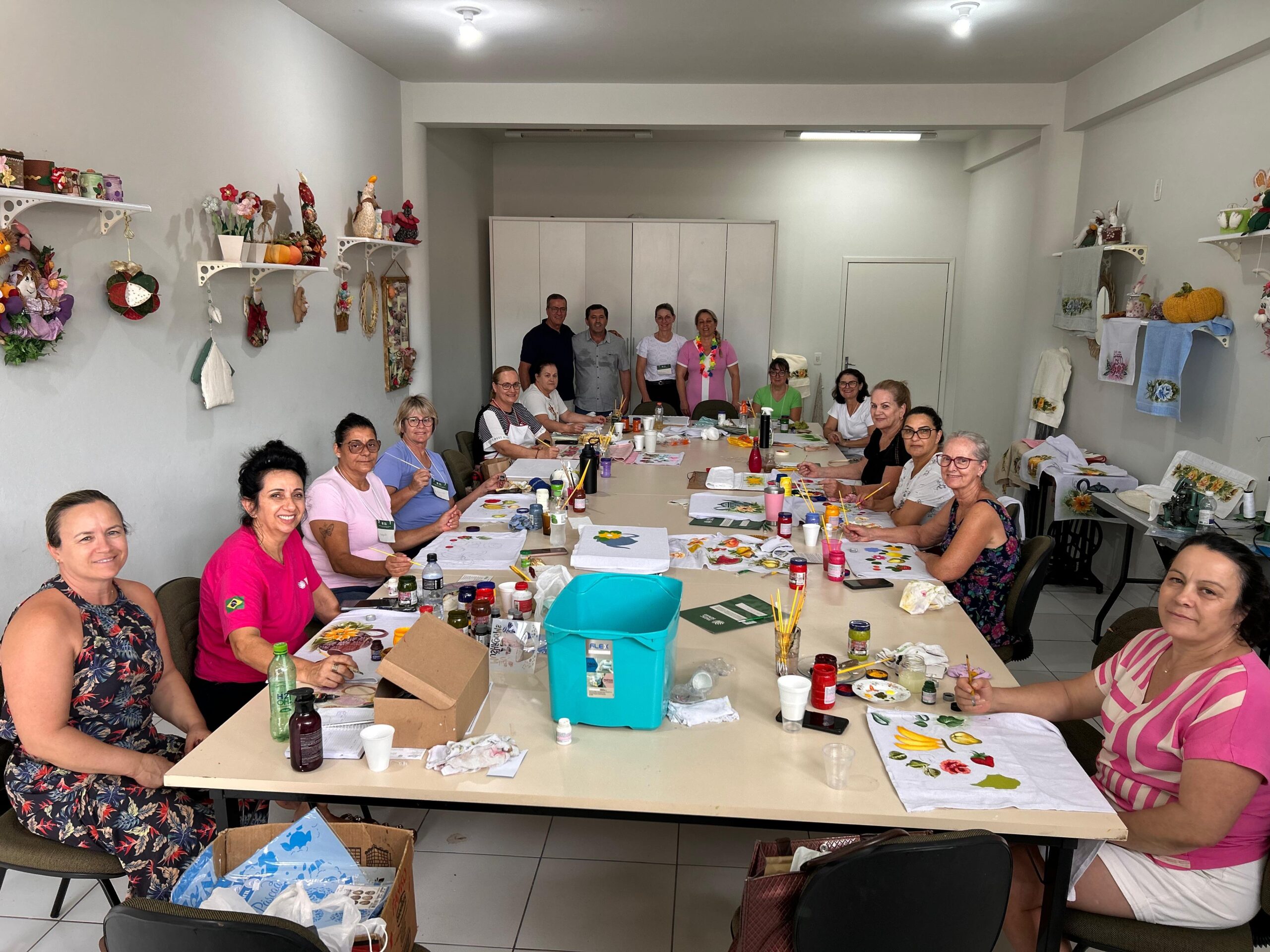 Mulheres de São Ludgero aprimoram técnicas de pintura em tecido em curso de artesanato