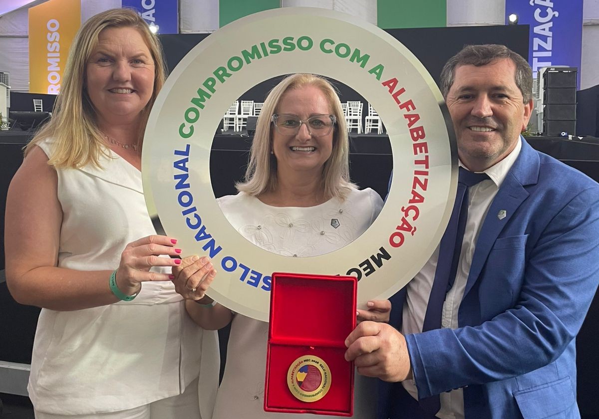 São Ludgero recebe Selo Ouro de Alfabetização do Ministério da Educação em Brasília