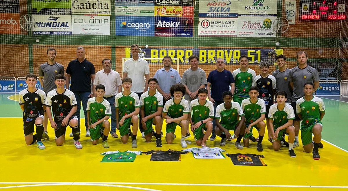 Prefeitura de São Ludgero entrega novos uniformes para atletas do Sub-16 que disputarão o Campeonato Estadual de Futsal