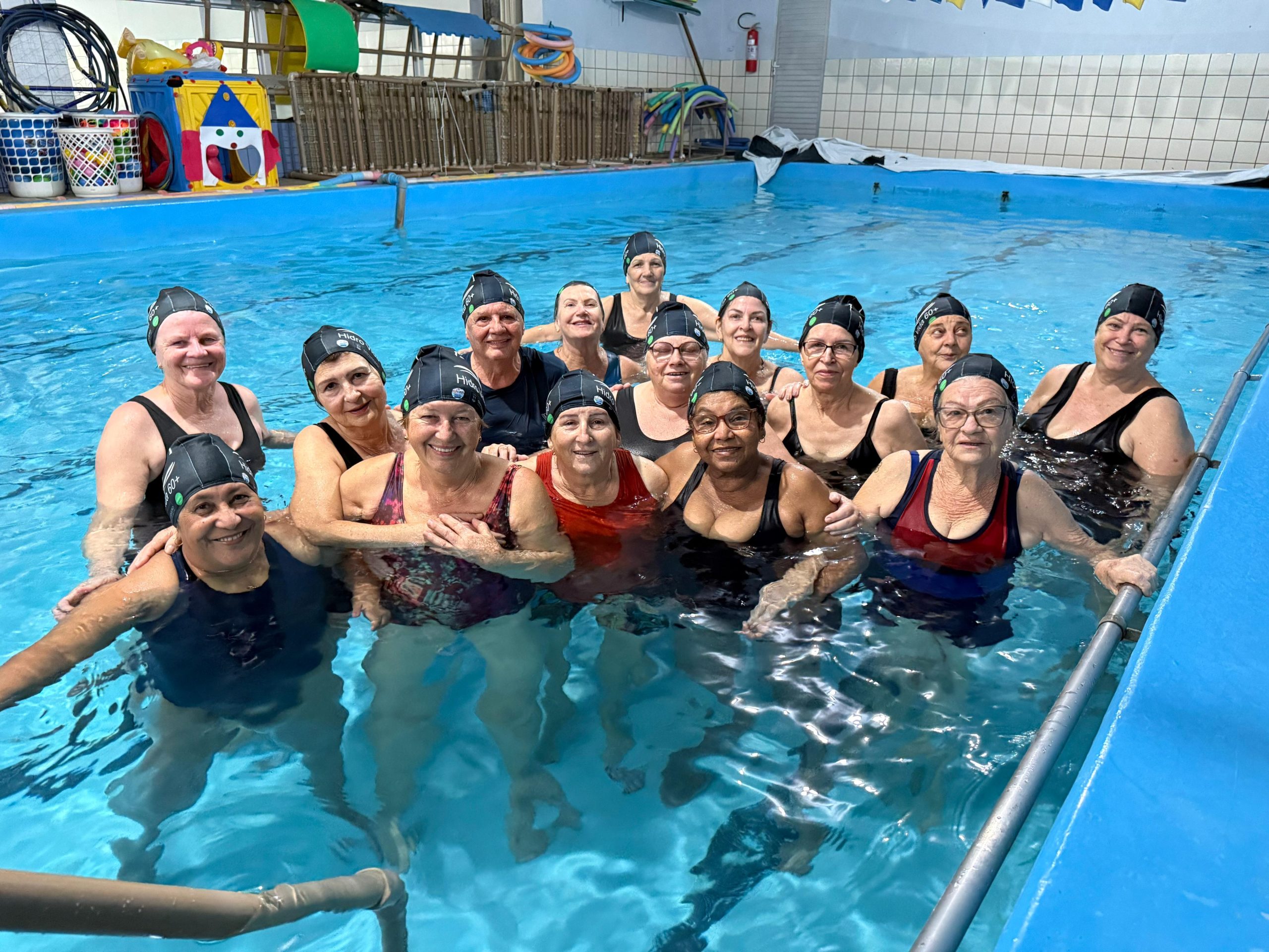 Idosos de São Ludgero iniciam aulas gratuitas de hidroginástica pelo projeto HidroVida 60+