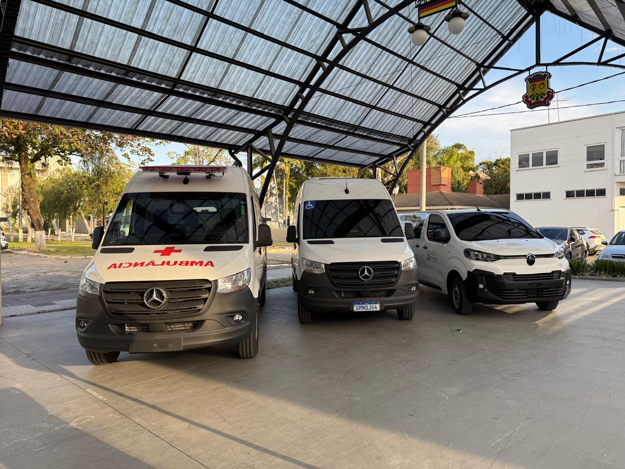Saúde de São Ludgero recebe três novos veículos para reforçar o atendimento e o transporte de pacientes