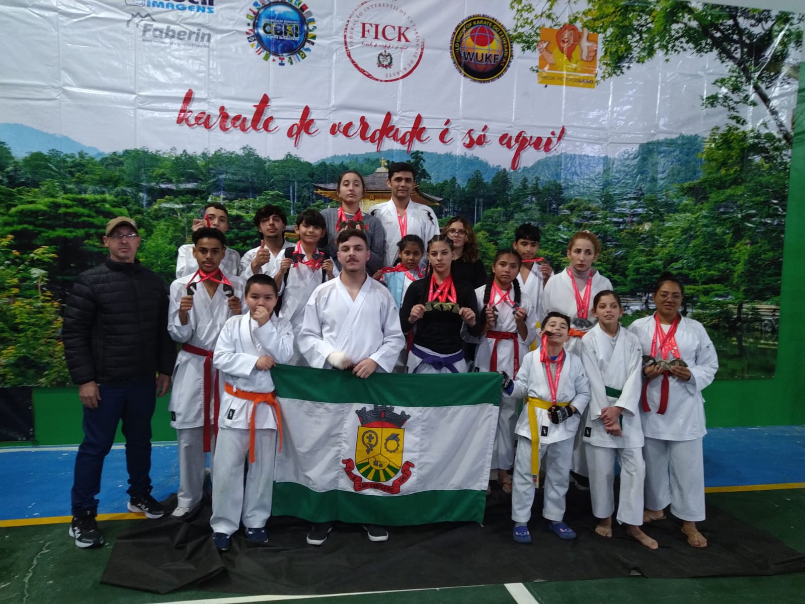 São Ludgero conquista 25 medalhas e garante o vice-campeonato estadual de karatê interestilos
