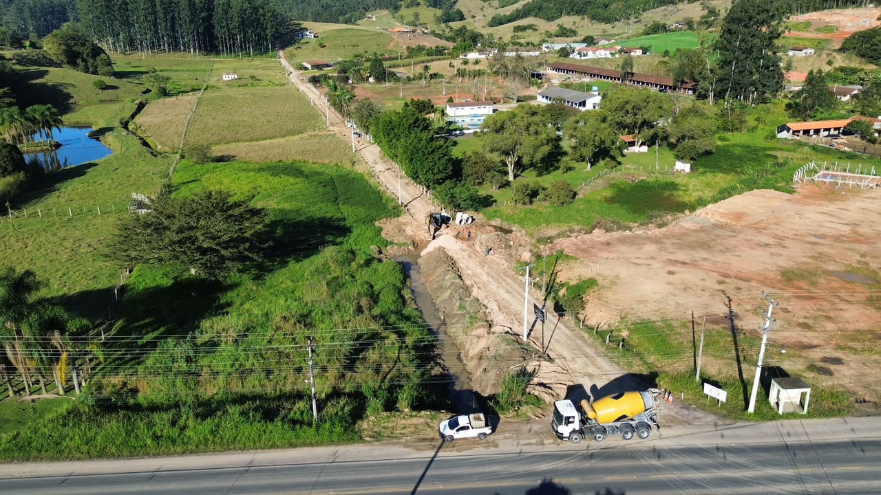 Máquinas na pista: dado o início da pavimentação asfáltica da Estrada Roberto Becker