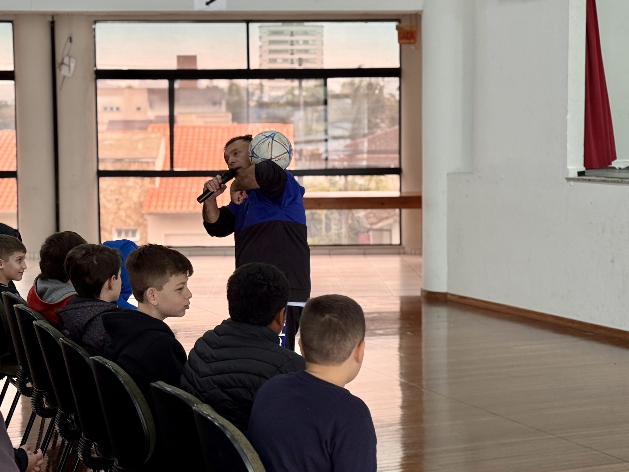 Alunos das escolinhas esportivas de São Ludgero participam de palestra inspiradora com Martinho Fábio Orige, o “Rei da Bola”