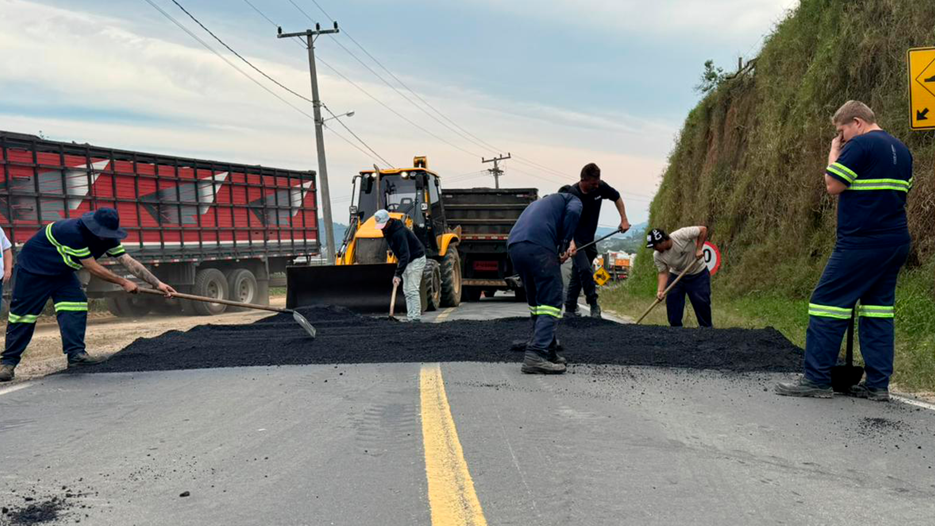 Prefeitura de São Ludgero instala novas lombadas para garantir mais segurança no trânsito das comunidades