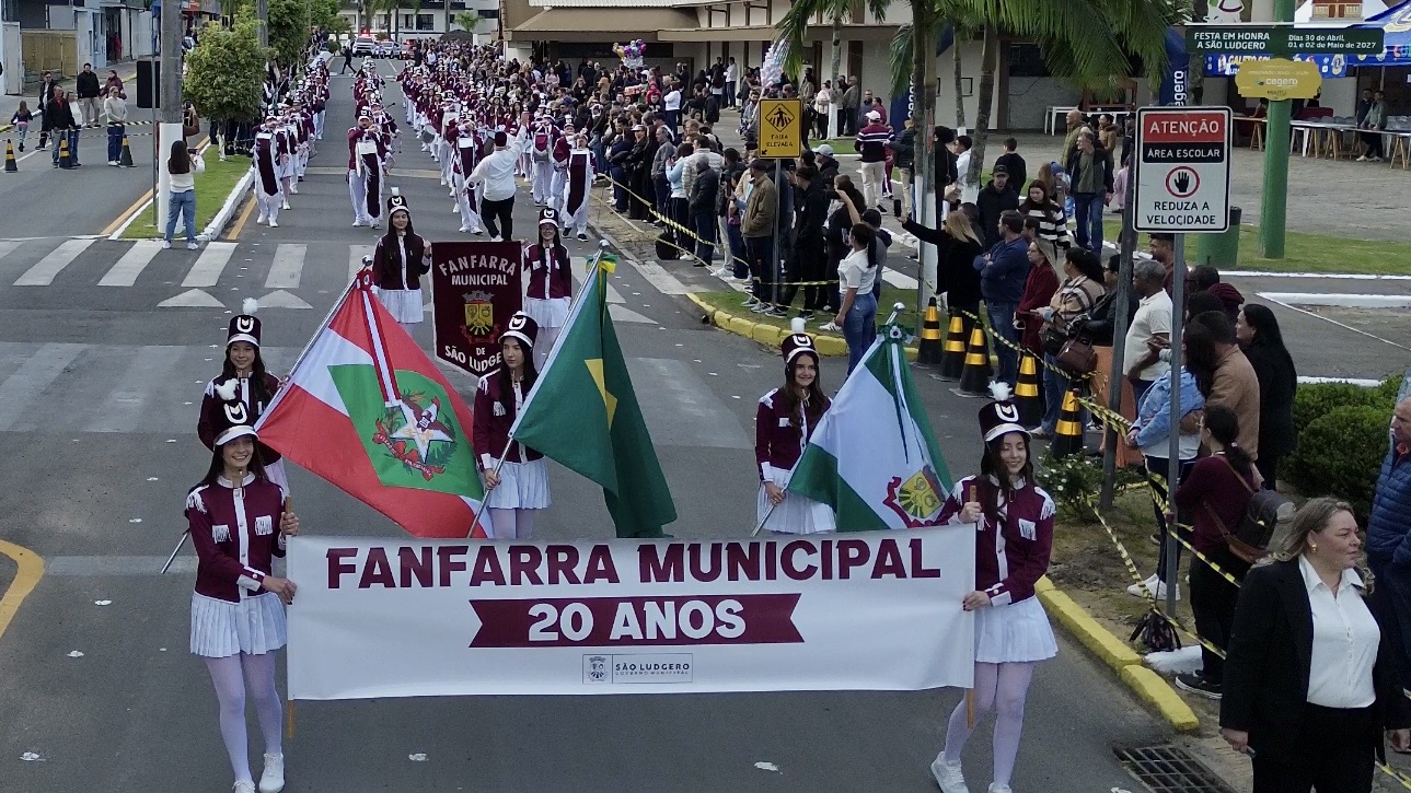 Milhares de famílias lotam a avenida para prestigiar o grandioso Desfile Cívico de São Ludgero