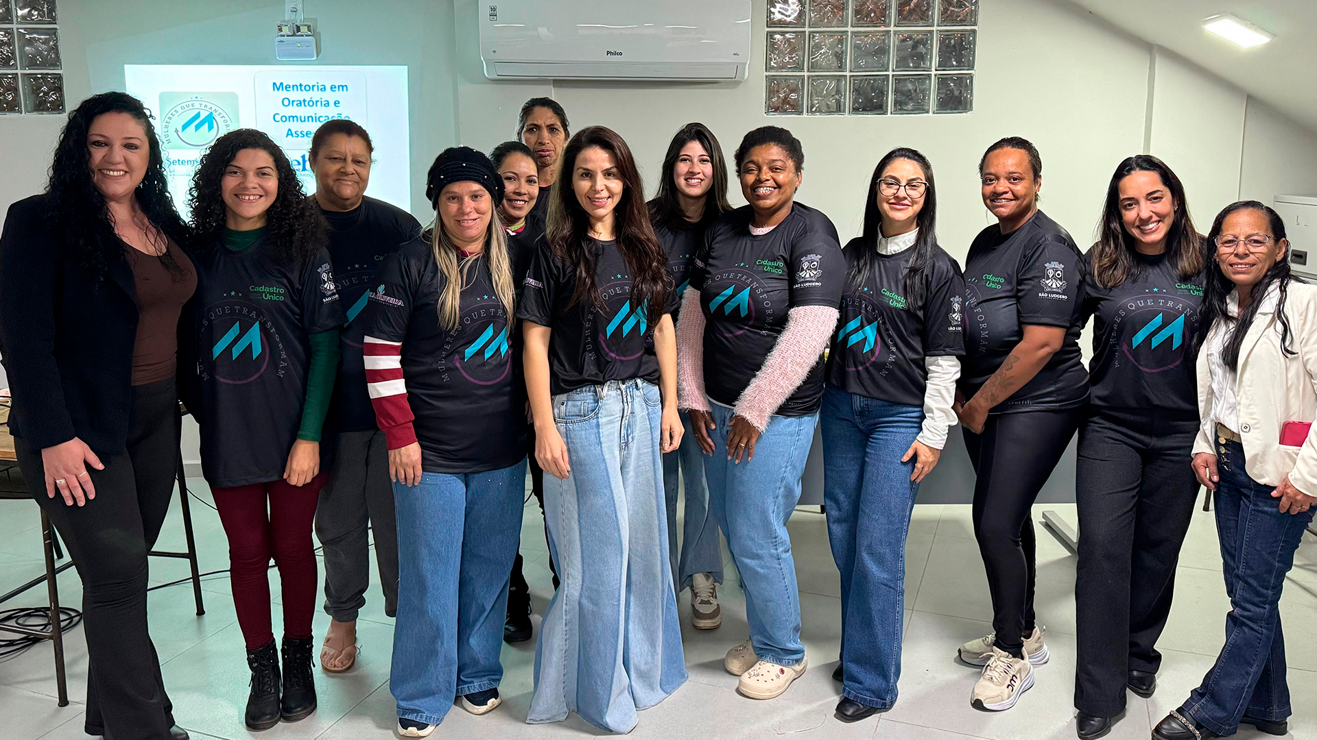 Projeto “Mulheres que Transformam” fortalece identidade com entrega de camisetas e mentoria sobre oratória