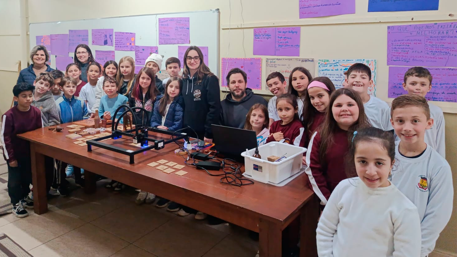 Alunos do Centro Educacional Professor Henrique Buss vivenciam tarde de aprendizado com o artesão Everton Schraiber