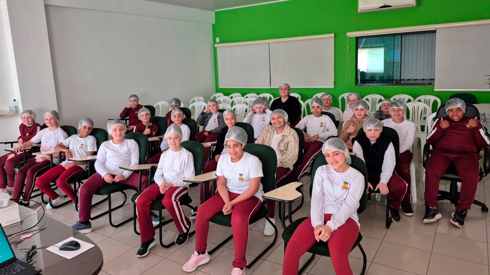 Alunos do CEU Benício Warmeling visitam fábrica da Água da Serra para vivenciar a prática industrial
