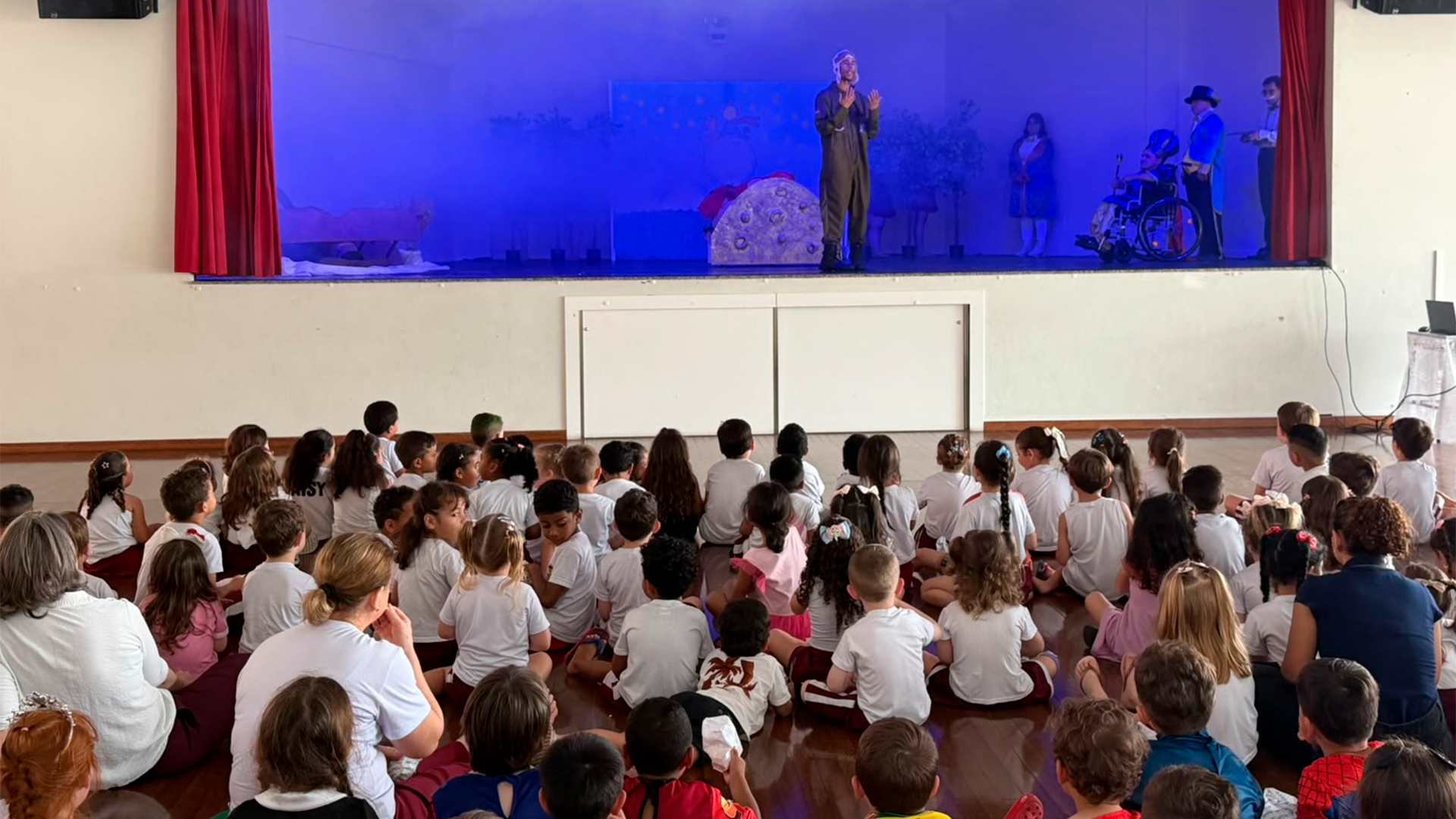 Alunos da Educação Infantil se encantam com o espetáculo teatral “O Pequeno Príncipe” da APAE